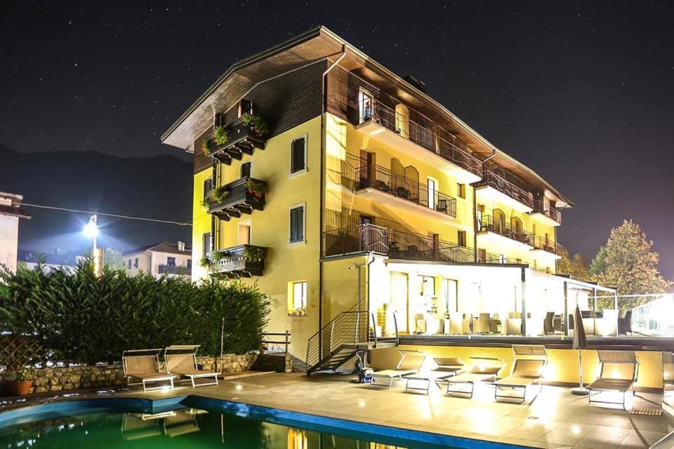Albergo Mezzolago Εξωτερικό φωτογραφία