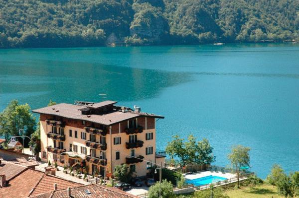 Albergo Mezzolago Εξωτερικό φωτογραφία